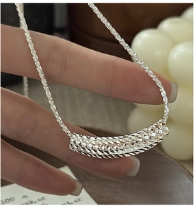Détail du collier minimaliste en argent S925 avec pendentif barre courbée micro-gravée