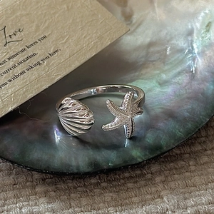 Adjustable S925 sterling silver ring with 3D starfish and shell motifs in ocean theme
