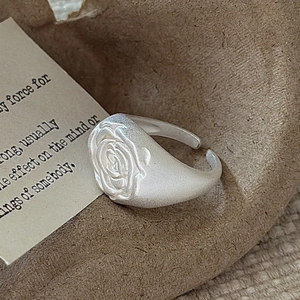 S925 sterling silver matte rose flower relief open ring with vintage artistic design