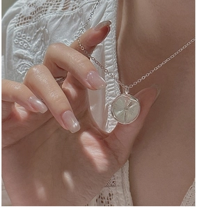 Nahaufnahme des S925 Sterlingsilber-Rundanhängers mit radialer Textur und kleinem Stein