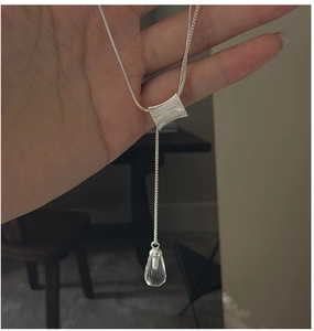 Détail du collier en argent S925 avec barre texturée et pendentif en cristal goutte d'eau