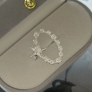 Minimalistischer S925 Sterling Silber Sternring mit Kristall-Halo in einer Schmuckbox