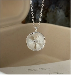 Detailaufnahme des S925 Sterlingsilber Anhängers mit Sonnenstrahl-Textur und kleinem Zirkon