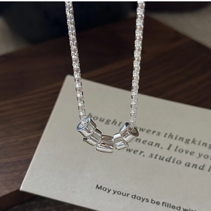 Macro shot of S925 sterling silver popcorn chain with five cylinder bead pendant