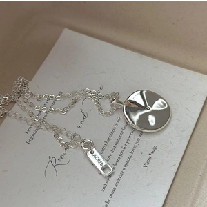 Nahaufnahme der S925 Sterlingsilberkette mit AG925 Punzierung auf Metallanhänger