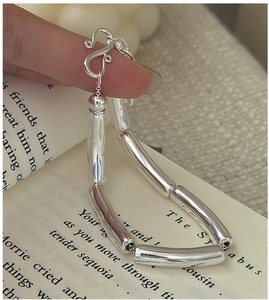 Macro shot of S925 sterling silver hollow tube bracelet with vintage S-hook clasp detail