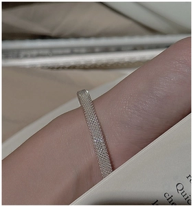 Detailed close-up of S925 silver mesh texture ring with elegant woven metal finish