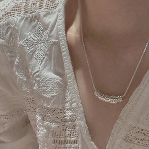 Collier minimaliste en argent S925 avec pendentif cylindrique texturé sur chaîne fine