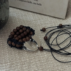 Retro S925 silver woven sweater chain with a matte horseshoe pendant on wood beads