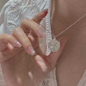 S925 Sterlingsilber Kette mit unregelmäßigem strukturiertem Rundanhänger an einem Model
