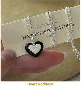 Détail du pendentif cœur en argent S925 avec émail noir et gravure grow sur la bague