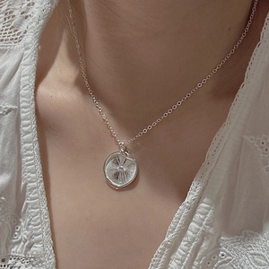 Minimalistische S925 Sterlingsilber Kette mit texturiertem Rundanhänger und kleinem Strass