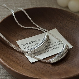 Collier double épaisseur en argent S925 avec pendentifs barres courbées facettées