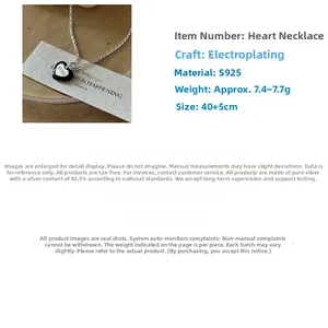 Détail macro du collier cœur en argent S925 avec gravure SWEET et finition polie