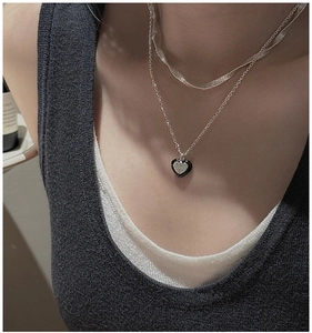 Détail du collier double rang en argent S925 avec pendentif cœur noir gravé LOVE