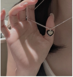 Détail du collier en argent S925 avec pendentif cœur en émail noir et gravure LOVE