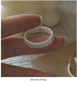 Vue macro de la texture de corde tressée en argent sur une bague ouverte minimaliste