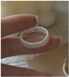 Détail de la bague en argent S925 avec texture tissée et anneau ouvert réglable au doigt