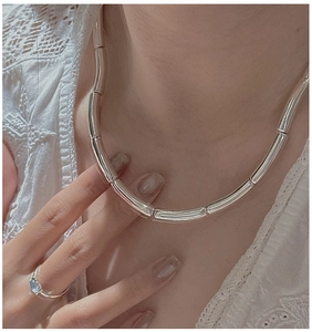 Detailed view of S925 sterling silver minimalist necklace with polished tubular chain links