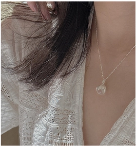 Détail du collier en argent S925 avec pendentif bouton en cristal blanc sur dentelle