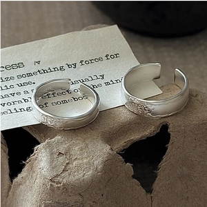 Macro view of S925 sterling silver ring showing hammered texture and polished finish