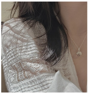 Vue détaillée d'un collier en argent sterling S925 avec un pendentif minimaliste en bourgeon