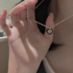 Collier en argent sterling S925 avec cœur en émail noir et pendentif gravé avec mot LOVE