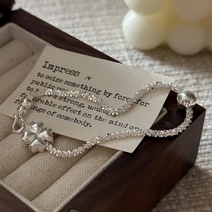 Sparkling S925 sterling silver clover bracelet with irregular textured silver pieces