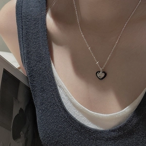 Collier cœur en argent S925 avec émail noir et gravure love pour femme élégante et chic