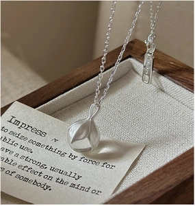 Vue macro du pendentif tulipe en argent massif S925 avec cristal blanc et poinçon AG925