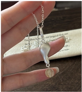 Dettaglio della collana in argento S925 con pendente opaco e quarzo rutilato tondo