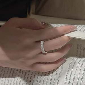Bague multicouche en argent sterling S925 de style vintage sur fond de livre ouvert