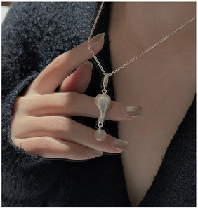 Dettaglio della collana in argento S925 con pendente a goccia opaca e perla di citrino gialla