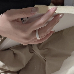 Bague en argent sterling S925 enroulée avec texture brossée portée à la main