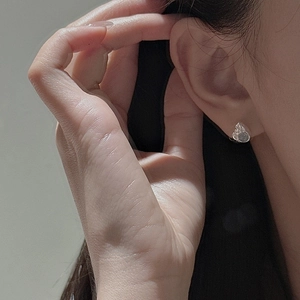 Minimalist S925 sterling silver irregular teardrop stud earrings worn by a model