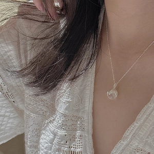 Élégant collier en argent sterling S925 avec pendentif bouton en cristal blanc sur modèle