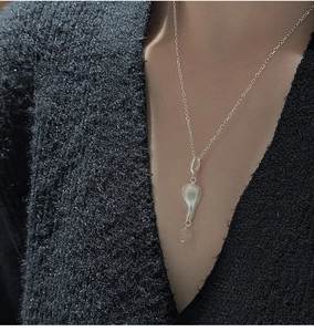 Dettaglio della collana in argento S925 con pendente irregolare e perla in cristallo citrino