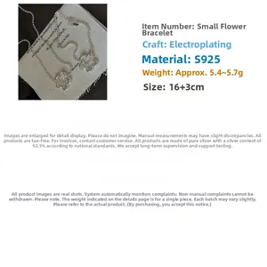 Dettaglio del bracciale in argento S925 con ciondoli a fiore e lunghezza di 16+3cm