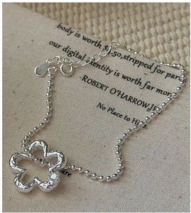 Dettaglio del bracciale a fiore in argento sterling S925 con catena a sfere e marchio