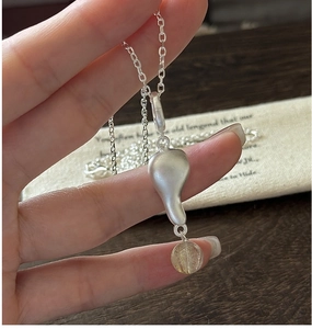 Dettaglio della collana in argento S925 opaco con ciondolo tondo in quarzo rutilato giallo