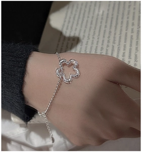 Dettaglio del bracciale a sfere in argento S925 con ciondolo a fiore traforato