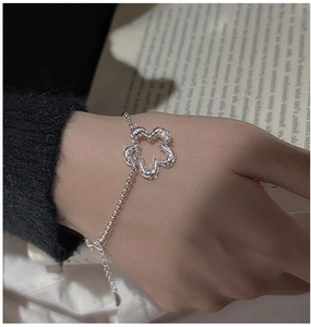 Dettaglio del bracciale in argento S925 con fiore martellato e piccolo cristallo lucido