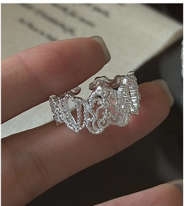 Dettaglio dell'anello in argento 925 con trama in pizzo e zirconi in stile vintage