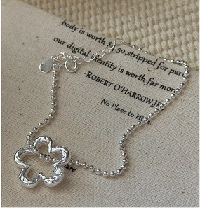 Dettaglio del bracciale in argento sterling S925 con catena a sfere e ciondolo a fiore