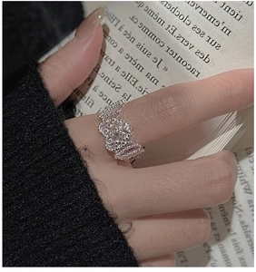 Dettaglio anello in pizzo argento 925 vintage con pietre bianche sulla mano