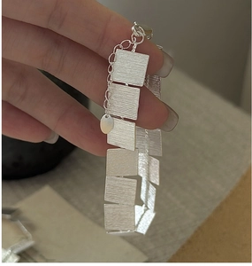 Detailed view of S925 silver bracelet featuring brushed square textures and lobster clasp
