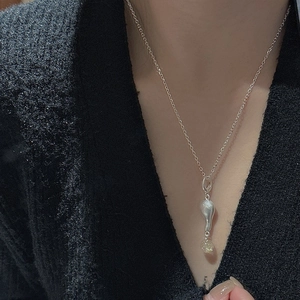 Collana in argento S925 con pendente a goccia opaca e cristallo giallo su una modella