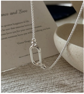 Détail macro du collier en argent S925 avec chaîne texturée et fermoir en U moderne