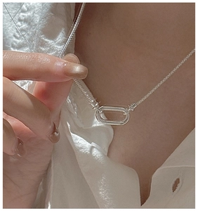 Gros plan détaillé d'un collier minimaliste en argent sterling S925 avec fermoir carré