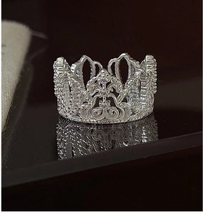 Dettaglio ravvicinato di un anello a corona in argento 925 vintage con incisione pizzo